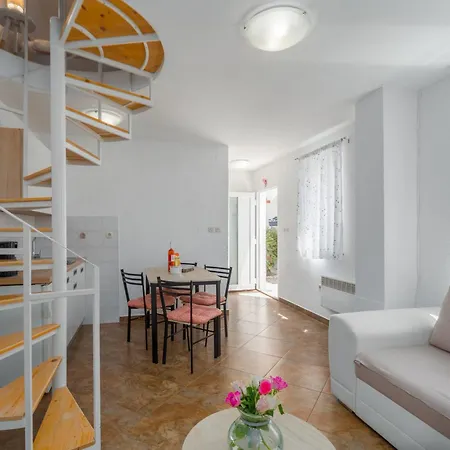 Leni Near Apartment *