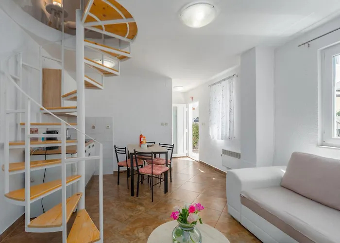 Leni Near Lejlighed *